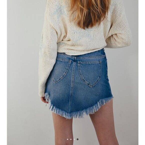 𝅺WE The Free by Free People Bailey Fray Hem Mini Skirt Size 26 Denim Med Wash - Picture 3 of 9